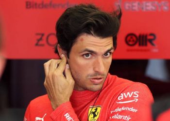 Fórmula 1 deja sanción al piloto Carlos Sainz tras choque con Fernando Alonso en el GP