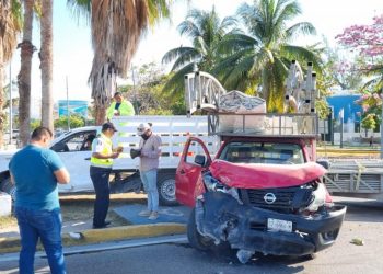 Fuerte accidente entre dos camionetas deja al menos tres personas lesionadas en Cancún