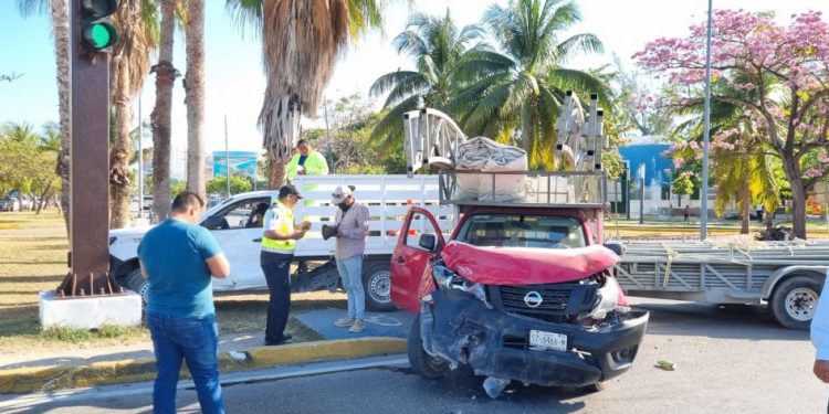 Fuerte accidente entre dos camionetas deja al menos tres personas lesionadas en Cancún
