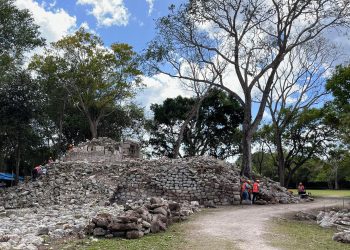 Localizan elemento jeroglífico en la zona arqueológica de Chichén Itzá