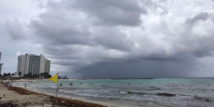 Prevén lluvias aisladas con descargas eléctricas en Quintana Roo