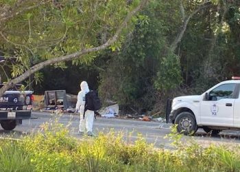 Encuentran cuerpo ensabanado con narcomensaje en Cancún