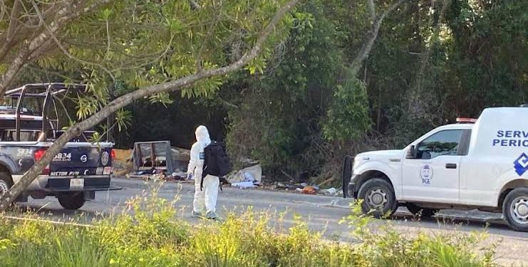 Encuentran cuerpo ensabanado con narcomensaje en Cancún