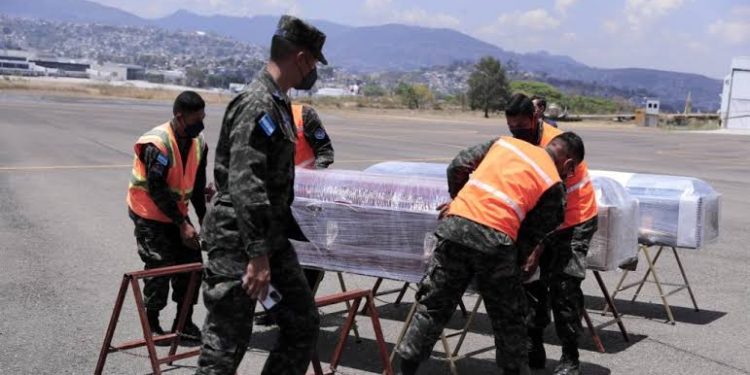 Honduras recibirá los 6 cuerpos de migrantes que fallecieron tras el incendio en Ciudad Juárez