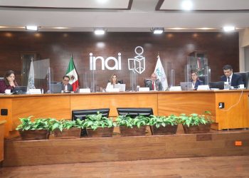 AMLO arremete contra comisionados del INAI
