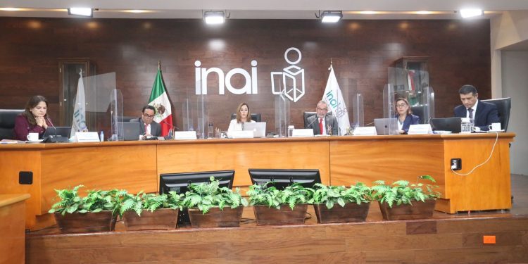 AMLO arremete contra comisionados del INAI