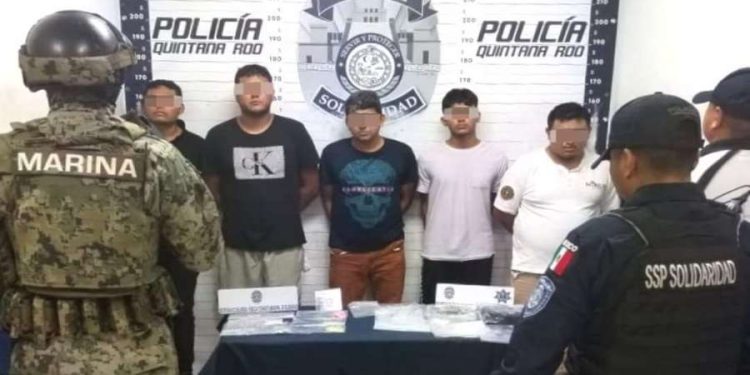 Capturan a cinco sujetos presuntos narcomenudistas en Playa del Carmen