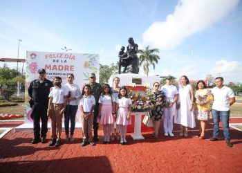Conmemora Ana Paty Peralta a madres cancunenses en su día