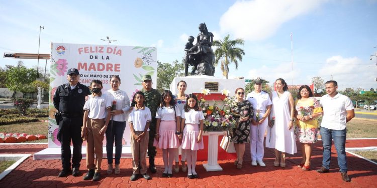 Conmemora Ana Paty Peralta a madres cancunenses en su día