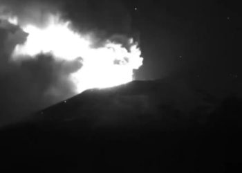 Registran más emisiones de gases y ceniza en el volcán Popocatepetl