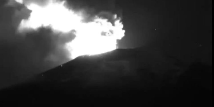 Registran más emisiones de gases y ceniza en el volcán Popocatepetl