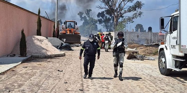 Explota toma clandestina de Pemex en Polotitlán, México