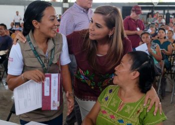 Mara Lezama entrega tarjetas para que 476 familias transformen sus viviendas