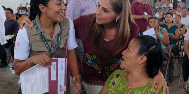 Mara Lezama entrega tarjetas para que 476 familias transformen sus viviendas