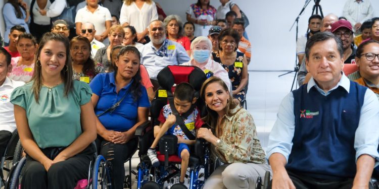 Mara Lezama entrega sillas de ruedas y apoyos funcionales