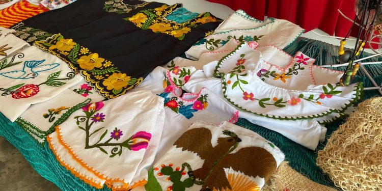 La SEDE y FONART fortalecen la actividad artesanal entre mujeres quintanarroenses