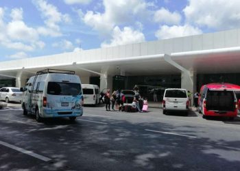 Trabajadores de Cancún son afectados tras suspender servicio de transporte del Aeropuerto