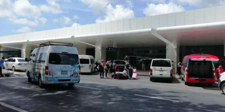 Trabajadores de Cancún son afectados tras suspender servicio de transporte del Aeropuerto