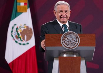 Aumento de 8.2% salarial al sector educativo en este Día del Maestro: AMLO