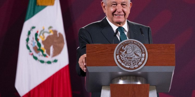 Aumento de 8.2% salarial al sector educativo en este Día del Maestro: AMLO
