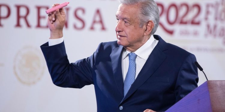 AMLO crítica amparo a Philip Morris en la prohibición de vapeadores
