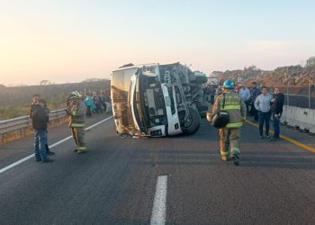 Al menos 14 personas lesionadas tras volcadura de autobús en Guadalajara