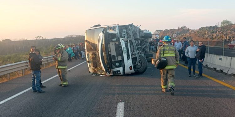 Al menos 14 personas lesionadas tras volcadura de autobús en Guadalajara
