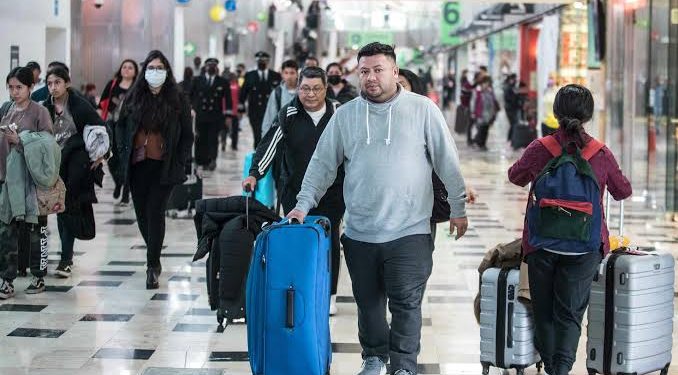 Suspenden operaciones en AICM y AIFA tras caída de ceniza del volcán Popocatépetl