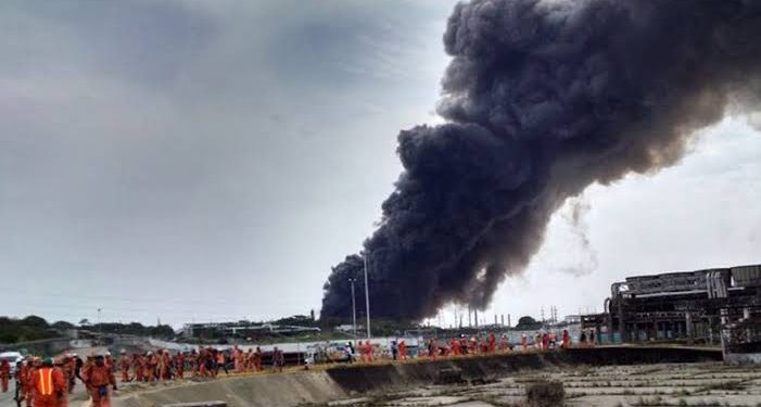 Incendio en la refinería de Salinas Cruz, Oaxaca provoca el desalojo de empleados
