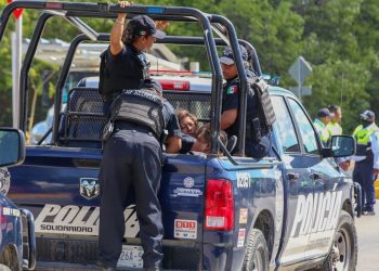 Detienen a sujetos por robo de un automóvil en Playa del Carmen