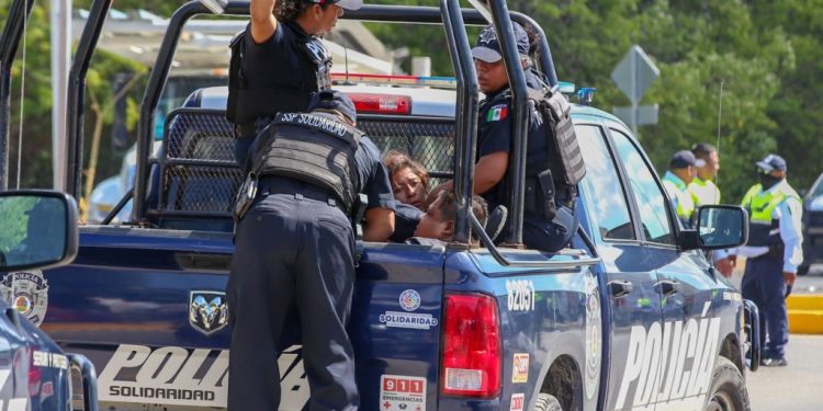 Detienen a sujetos por robo de un automóvil en Playa del Carmen