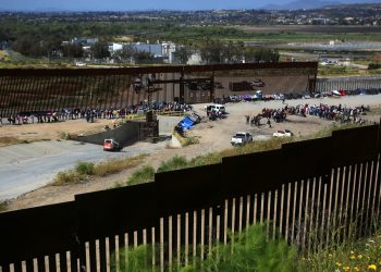 Miles de migrantes llegan a la frontera tras anunciar fin del Título 42