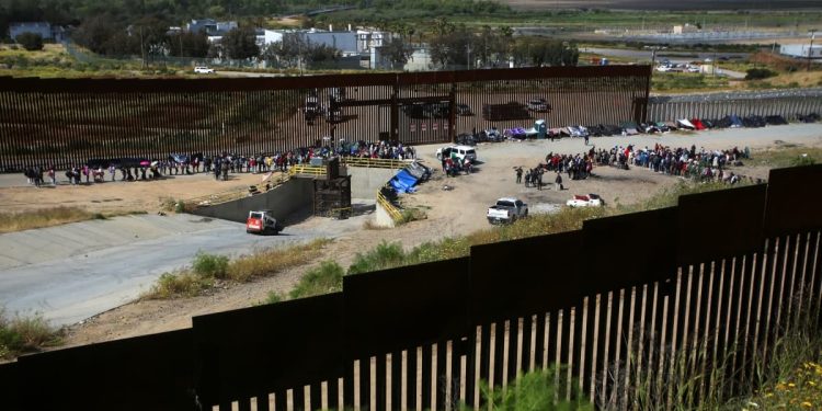 Miles de migrantes llegan a la frontera tras anunciar fin del Título 42