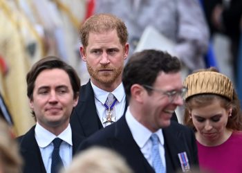 Príncipe Enrique acude a la ceremonia de su padre y queda en segundo plano