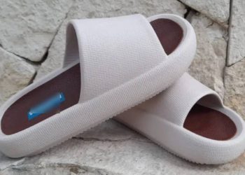 Crean sandalias de sargazo en Quintana Roo