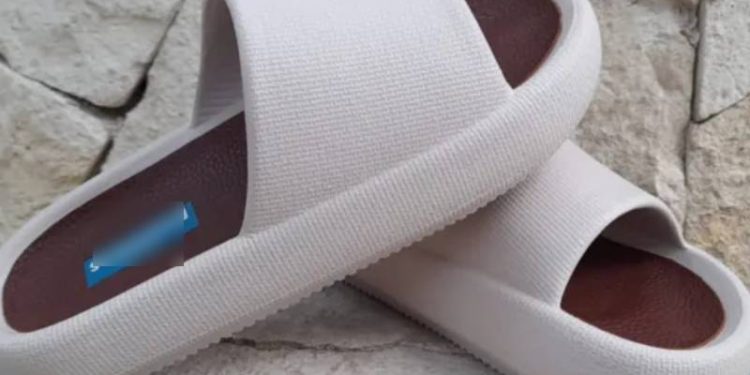 Crean sandalias de sargazo en Quintana Roo