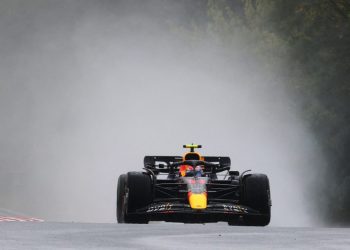 Checo Pérez termina en el lugar 17 luego de tener un cierre de práctica libres bajo la lluvia