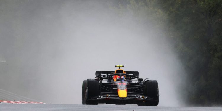 Checo Pérez termina en el lugar 17 luego de tener un cierre de práctica libres bajo la lluvia