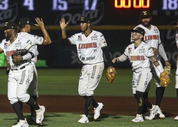 Leones derrotaron a los Piratas en el primer juego de la serie