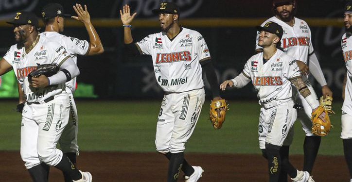 Leones derrotaron a los Piratas en el primer juego de la serie
