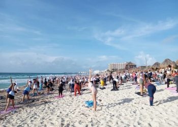 Cancunenses participan en el Día Internacional del Yoga en Playa Delfines