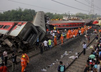Aumenta a 261 número de fallecidos tras choque de dos trenes en India