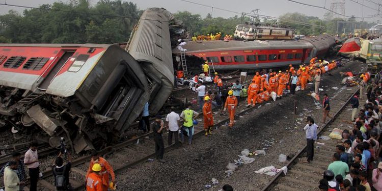 Aumenta a 261 número de fallecidos tras choque de dos trenes en India