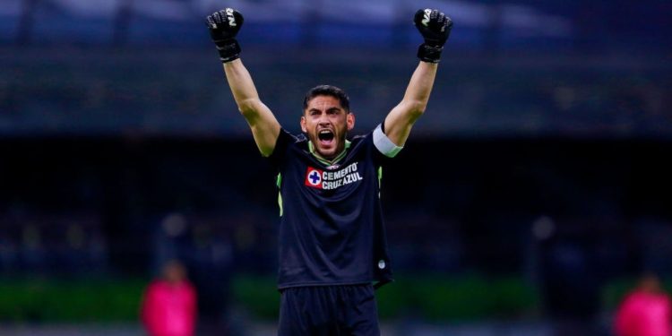 Madruga Jesus Carmona al Cruz Azul y confirma la salida de un jugador