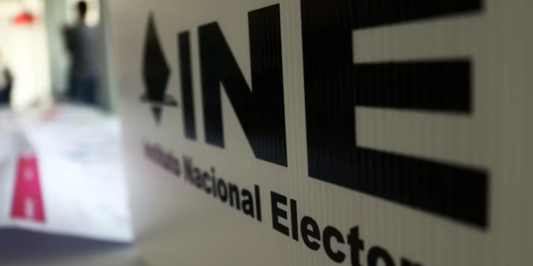 Exconsejeros del INE e IFE señalan que aspirantes presidenciales deben cumplir con la ley electoral