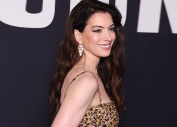 Anne Hathaway posó con la colección de marroquinería de Otoño-Invierno 2023 Kaleidoscopia de Bvlgari