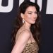 Anne Hathaway posó con la colección de marroquinería de Otoño-Invierno 2023 Kaleidoscopia de Bvlgari