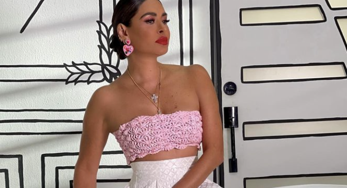 Galilea Montijo posa como Barbie en portada de revista internacional