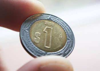 El peso mexicano volvió a romper otra barrera al cerrar en 17.12 por dólar