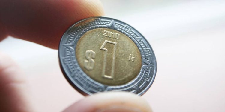El peso mexicano volvió a romper otra barrera al cerrar en 17.12 por dólar